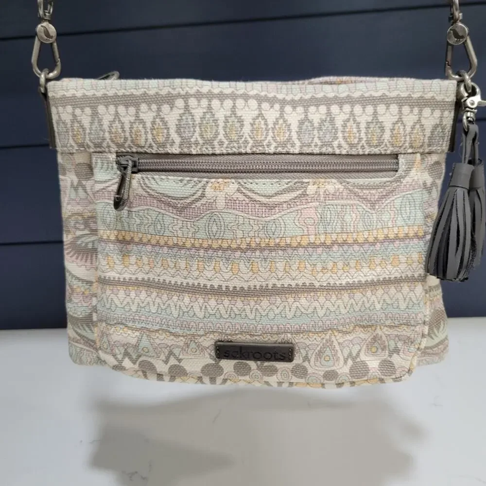 Sakroots Crossbody Adjustable Strap Pockets inside.